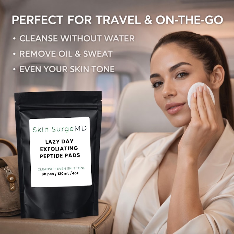 Może przedstawiać: Czarna saszetka Skin SurgeMD Lazy Day Exfoliating Peptide Pads. Etykieta głosi "CLEANSE + EVEN SKIN TONE" i "60 szt. / 120ml / 120ml." Kobieta używa wacika na twarzy. Tekst na g&oacute;rze brzmi "PERFECT FOR TRAVEL & ON-THE-GO."