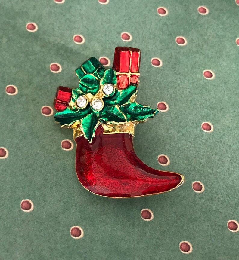 Vintage Christmas Stocking Pin or Brooch. Goldtone and Enamel Christmas Stocking Pin. Christmas Jewelry. Christmas Gifts for Her. Vintage Christmas Stocking Pin or Brooch. Goldtone and Enamel Christmas Stocking Pin. Christmas Jewelry. Christmas Gifts for Her.