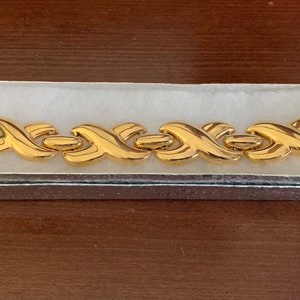 Chunky Goldtone X-Chainlink Bracelet With Toggle Clasp. Goldtone Mirrored Wide Link Bracelet.