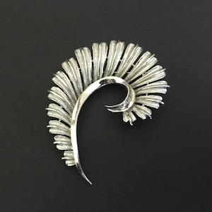 Coro Large Silvertone Swirl Feather Brooch Pin. Coro Jewelry.