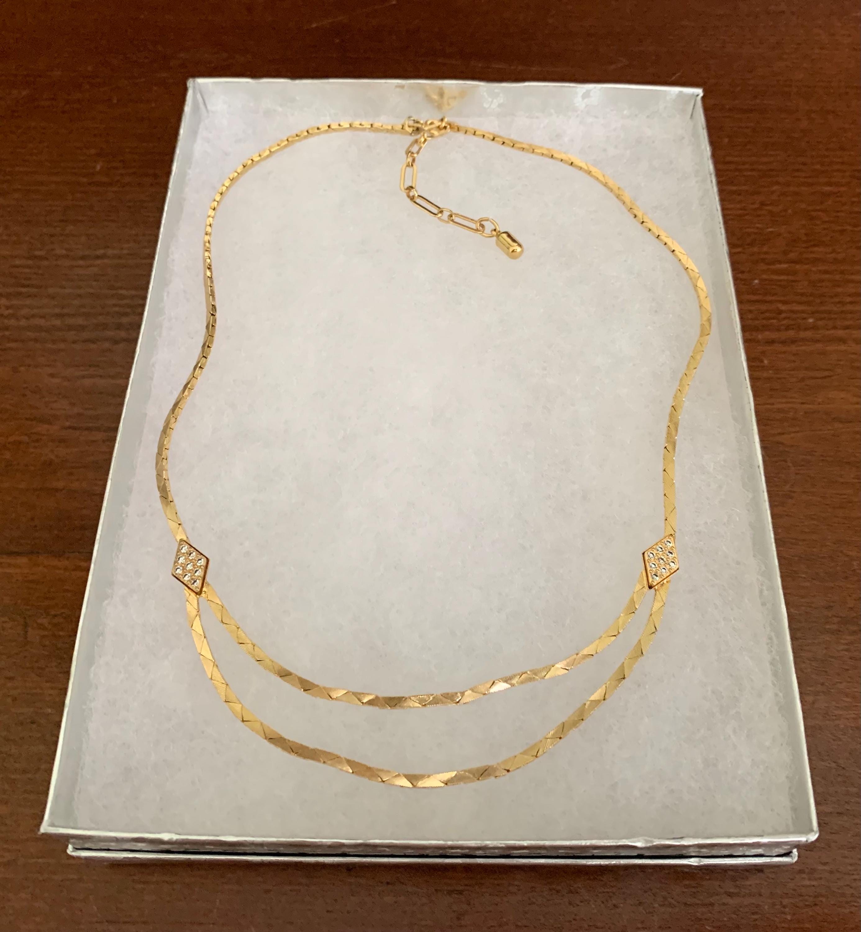 ゴールドトーンのスネークチェーンリンクネックレス。フロントに