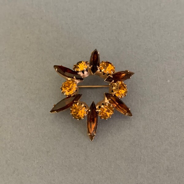 Amber and Rootbeer Brown Marquise Rhinestone Goldtone Starburst Brooch Pin. Elongated Marquise Rhinestone Circle Pin. Mid-Century Jewelry.