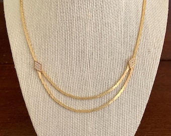 ゴールドトーンリンクチェーンネックレス ゴールドトーンのスネークチェーンリンクネックレス。フロントに