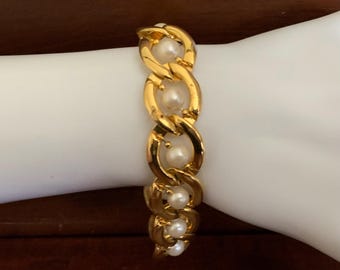 Goldfarbenes Kettenglied Armband mit Weisser Perle in jedem Glied. 18 1/2 Zoll Lang.