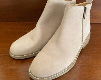 Crown Vintage Size 9M/EU40 Woman’s Tan Suede Ankle Boots With Zipper and Non-Slip Rubber Sole-New/Unworn.