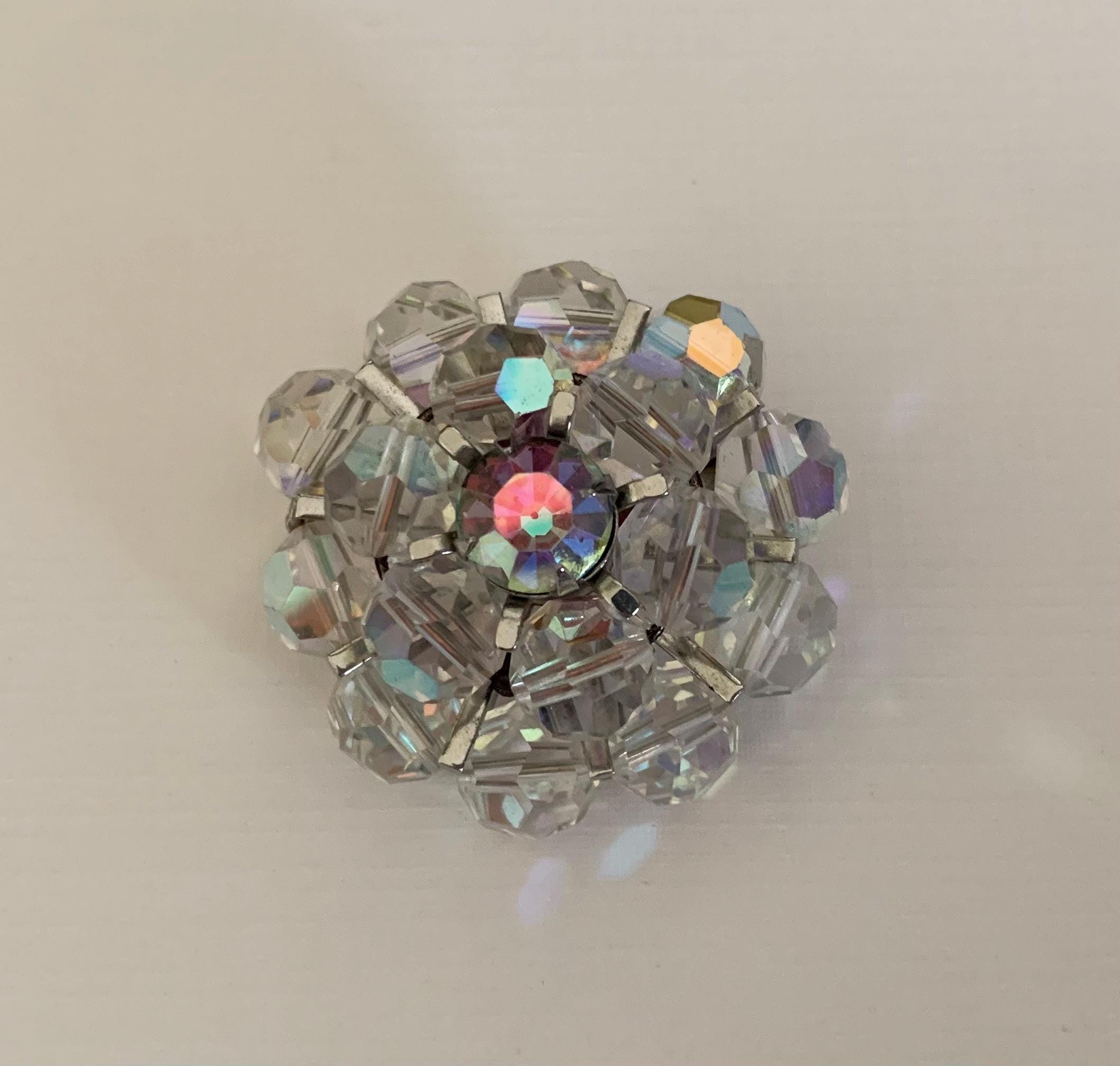 Broche Vintage En Perles De Cristal à Facettes – Reflets Boréalis, Bijou Ancien Sans Marque