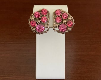 Pendientes de clip en tono dorado con diamantes de imitación rosa Weiss. Clip-Ons de pedrería rosa. Joyería Weiss.