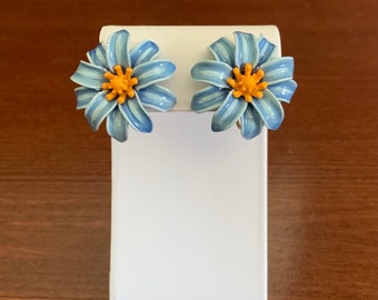 Pendientes de clip grandes con flor de esmalte azul. Clip-Ons de flores azules grandes. Pendientes de flores de estilo retro. Joyería de los años 60.