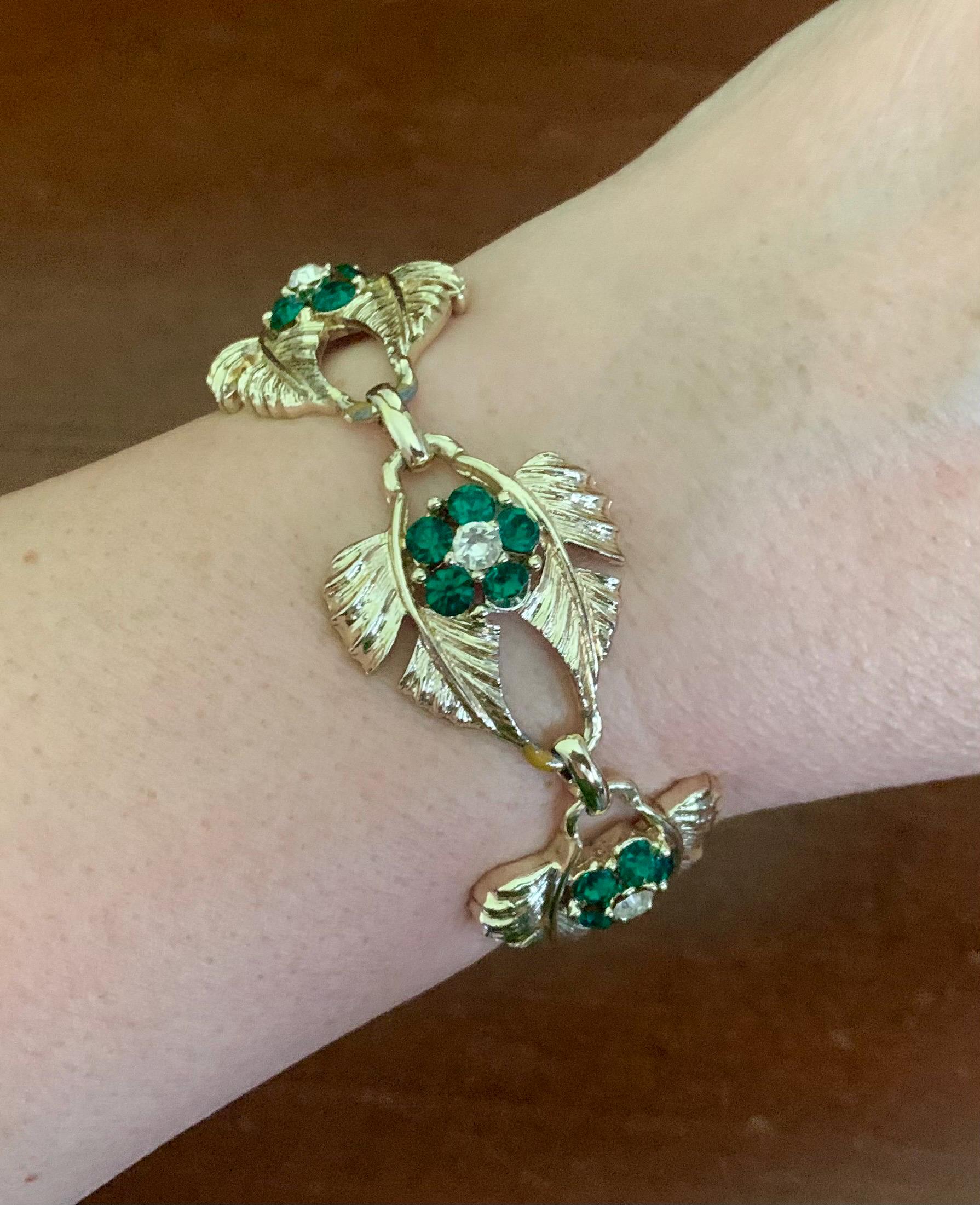 ヴィンテージゴールドトーンのリンクフラワー、エメラルドグリーンの