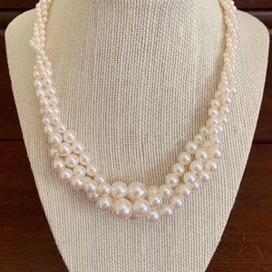 Off-White Pearl Twisted Graduated Size Bead Necklace. 17 1/2 Inches Long. Mid-Century Style Necklace.