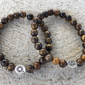 Men&#39;s AA or NA symbol 12 step recovery tiger&#39;s eye wood style beaded bracelet sponsor gift