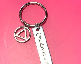 Un jour à un time Recovery Keyring avec le choix du symbole de récupération, personnaliser avec la date de sobriété ou petit message