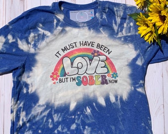 Es muss Liebe gewesen sein, aber ich bin jetzt nüchtern ausgebleichten T-Shirt