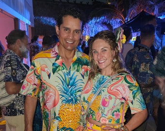 Blusa corta de flamenco y piña: blusa de algodón tropical diseñada por un artista