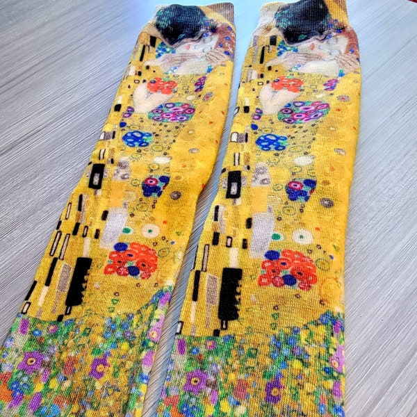 Les chaussettes Kiss de Gustav Klimt - All Over Print Chaussettes hautes unisexes mettant en vedette une célèbre impression de peinture