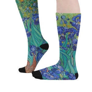 Könnte beinhalten: Ein Paar Kniestrümpfe mit einem farbenfrohen Blumenmuster. Die Socken haben ein leuchtendes blaues, grünes und gelbes Muster, das von einem berühmten Gemälde inspiriert ist.