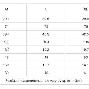 Puede incluir: Una tabla blanca con medidas en pulgadas y cent&iacute;metros para las tallas S a 3XL. Las medidas incluyen Largo, Busto, Manga y Hombro. El texto en la parte inferior dice: "Las medidas del producto pueden variar hasta 1-3cm."