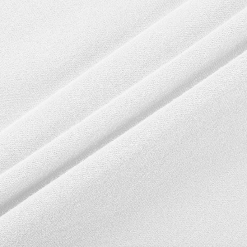 Puede incluir: Una taza de cer&aacute;mica blanca con un asa negra y el texto "But First, Coffee" en negro y negrita. La taza est&aacute; sobre una superficie blanca. La taza mide aproximadamente 10 cm de alto.
