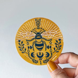 Bee 3&quot; Circle Vinyl Sticker