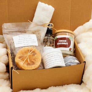 Coconut Tropical Spa Gift Box/ Birthday Gift Box/ Self Care Package/ Wellness Gift Set/ Organic Spa Gift Box/Handmade Spa Gift Set/ Coconut
