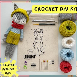 Può includere: Kit fai-da-te all'uncinetto con una borsa per progetti stampata, filato, aghi e un giocattolo di lupo all'uncinetto. La borsa ha il testo "Labada Crafts" stampato su di essa. Il kit include istruzioni per lavorare all'uncinetto un lupo.