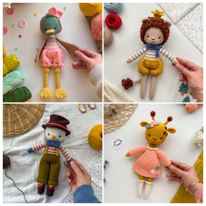 Può includere: Quattro animali di peluche all'uncinetto: un'anatra con un vestito rosa, un leone con una camicia a righe blu e bianche, un pupazzo di neve con una camicia a righe rosse e bianche e una girafa con un vestito rosa.