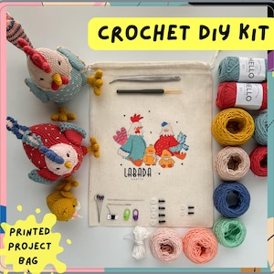 Può includere: Kit fai-da-te all'uncinetto con una borsa per progetti stampata, filato, aghi e bottoni. Il kit include le istruzioni per realizzare tre adorabili pulcini all'uncinetto.