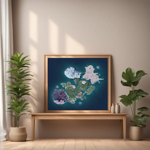 Puede incluir: Una impresión enmarcada de un mapa abstracto con un marco de madera. El mapa presenta un fondo azul con masas terrestres coloridas en tonos de verde, rojo, blanco y beige. La impresión se exhibe sobre una mesa de madera.