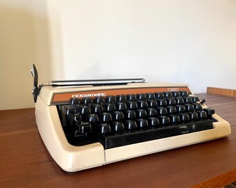 ヴィンテージ エルメス ベビー ポータブル タイプライター (良好な状態) ヴィンテージ エルメス ベビー オレンジ タイプライター