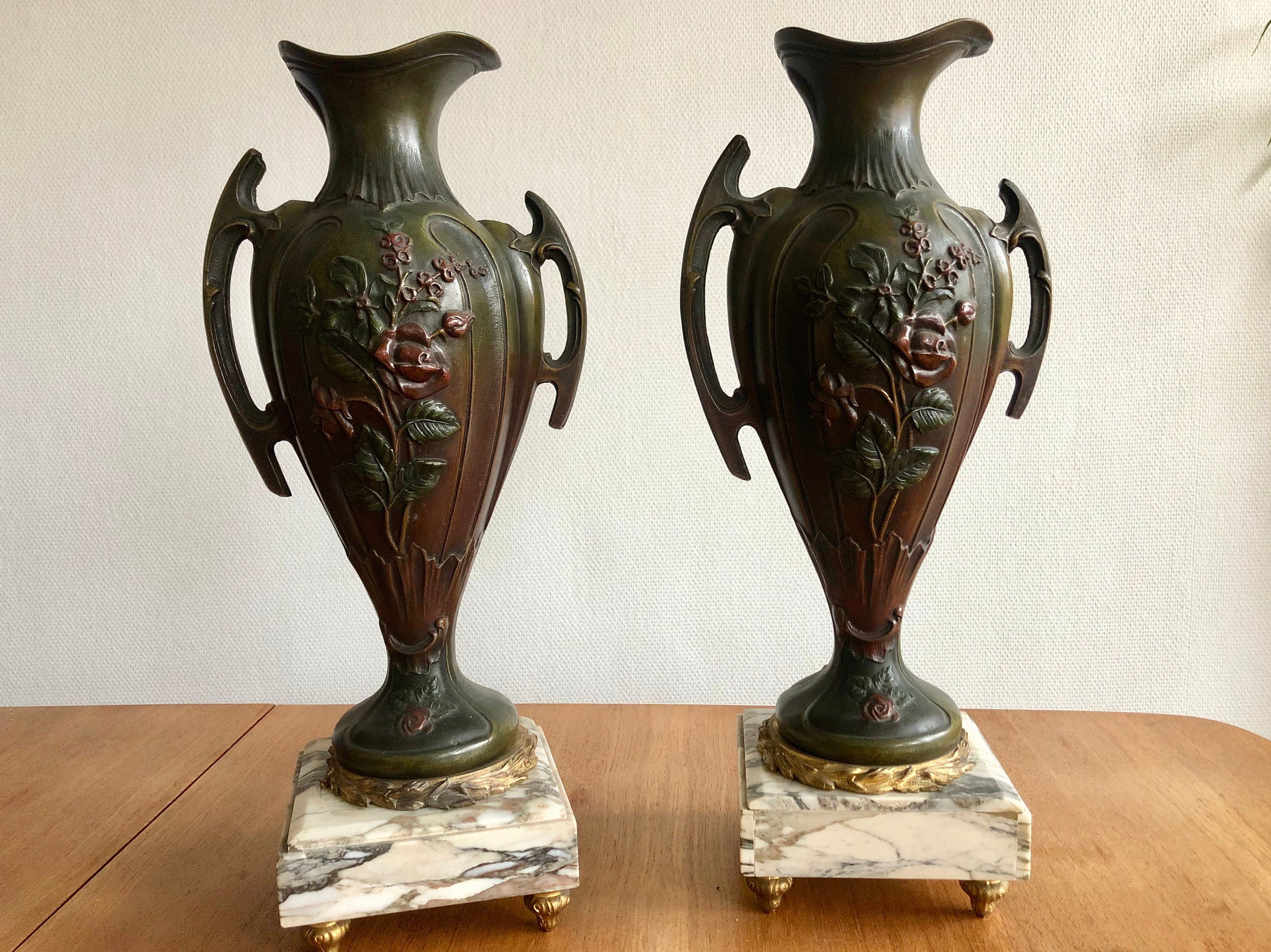 Paire de Vases en Fonte, Bouquet Roses, Décoration Cheminée Vintage, Marbre et Or, Classique Chic, A