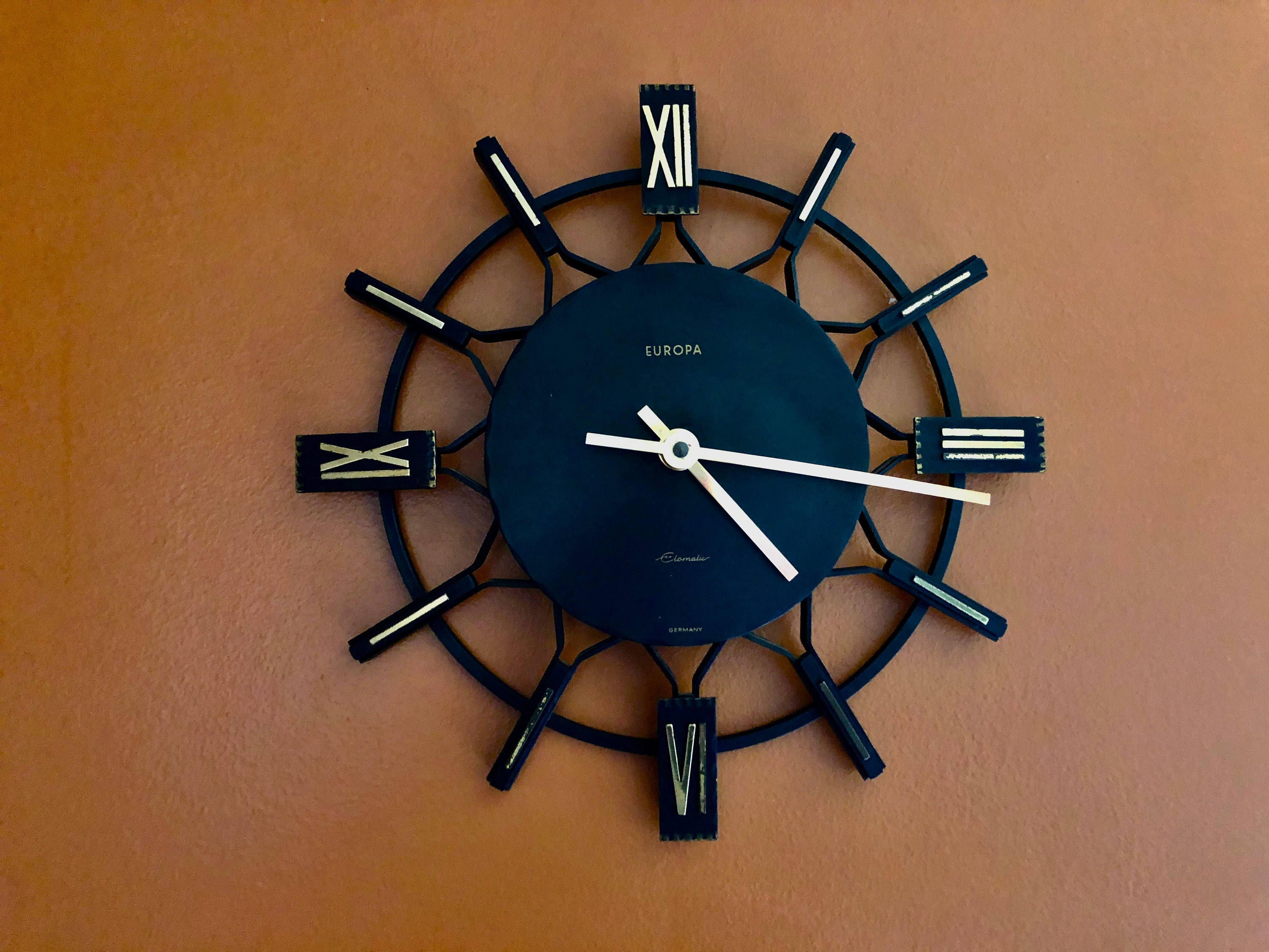 1960 Horloge Murale Europa, Horloge Fer Forgé Noir et Or, Accessoire Cuisine Midcentury, Décoration 