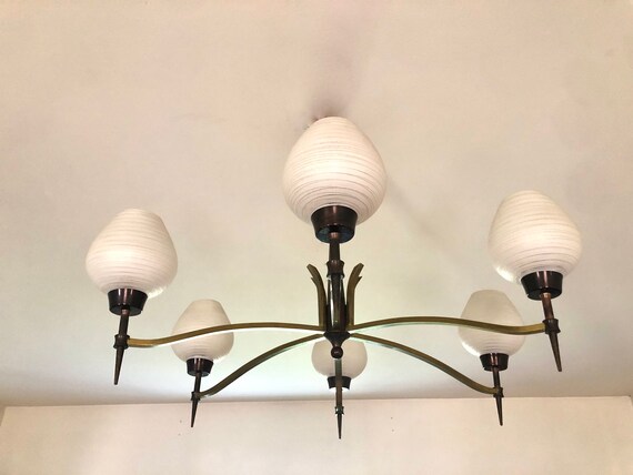 Lustre 6 feux 1950, verre et métal, suspension mid-century, collection Maison Arlus, grand lustre, design modernisme, luminaire table salon