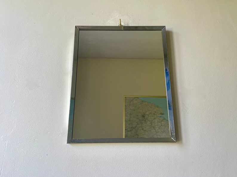 Spiegel aus verchromtem Metall, 1960, Badezimmerfriseur, Sammlung, Geschenk für ihn, kleiner rechteckiger Vintage-Retro-Spiegel aus der Mitte des Jahrhunderts Bild 1