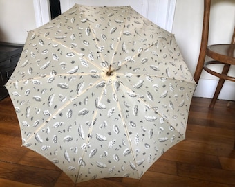 Parapluie vintage plumes rétro, parapluie beige noir blanc, accessoire rétro 1950, cadeau pour elle, cadeau midcentury, rétro chic nature