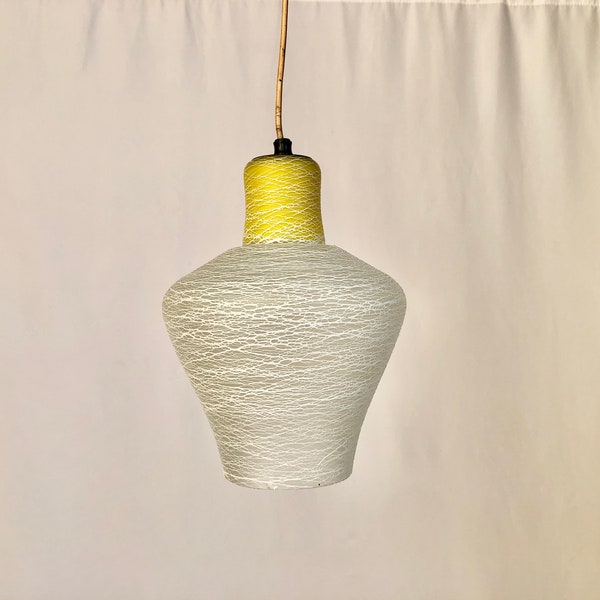 Suspension vintage 1960, lampe de plafond cuisine, luminaire mid-century, accessoire de décoration rétro, décor jaune blanc,