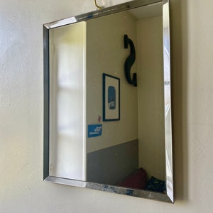 Spiegel aus verchromtem Metall, 1960, Badezimmerfriseur, Sammlung, Geschenk für ihn, kleiner rechteckiger Vintage-Retro-Spiegel aus der Mitte des Jahrhunderts Bild 2