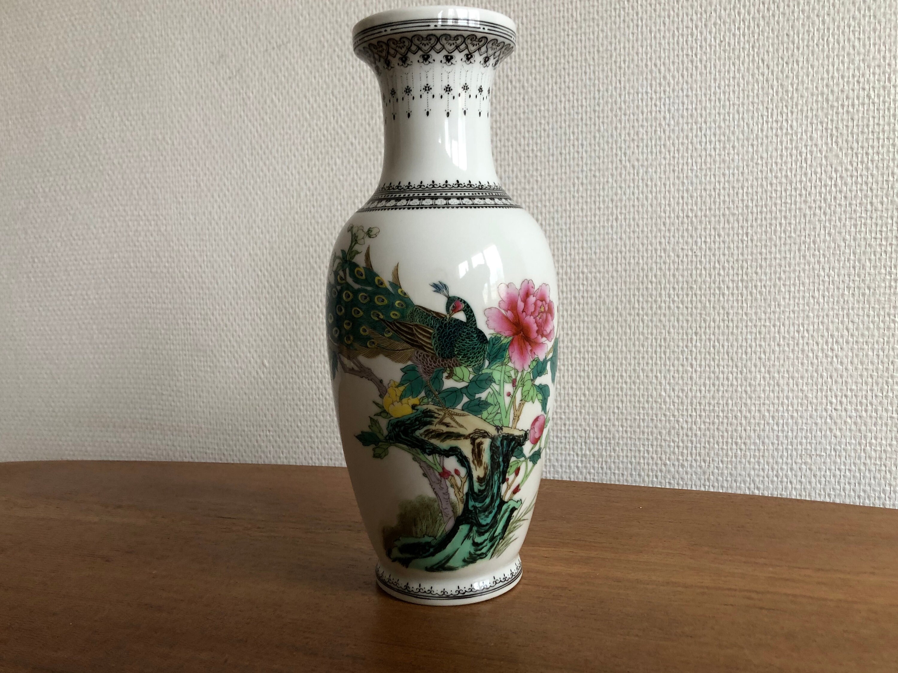 Vase Balustre Porcelaine, Chine Xxème, Décoration Classique Chic, Fleurs Paon Pivoines, Poème Chinoi