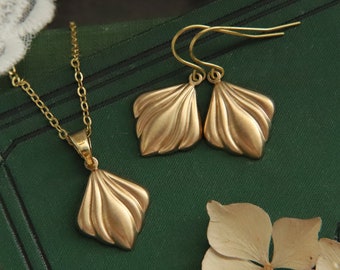 Art Deco Jewelry Set: Golden Brass Necklace & Earrings