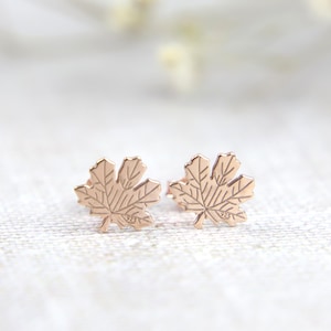 Rose Gold Blatt Ohrstecker, kleine Blatt Ohrringe, Herbstlaub, Ahornblatt Ohrringe, Herbst Ohrstecker, Sterling Silber, Geschenk für sie, Schwester Geschenk