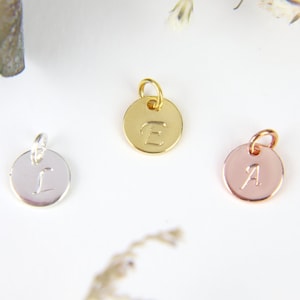 Etiqueta con inicial adicional, Disco estampado a mano, Personaliza tus joyas, Monograma añadido para la bonita cancioncilla