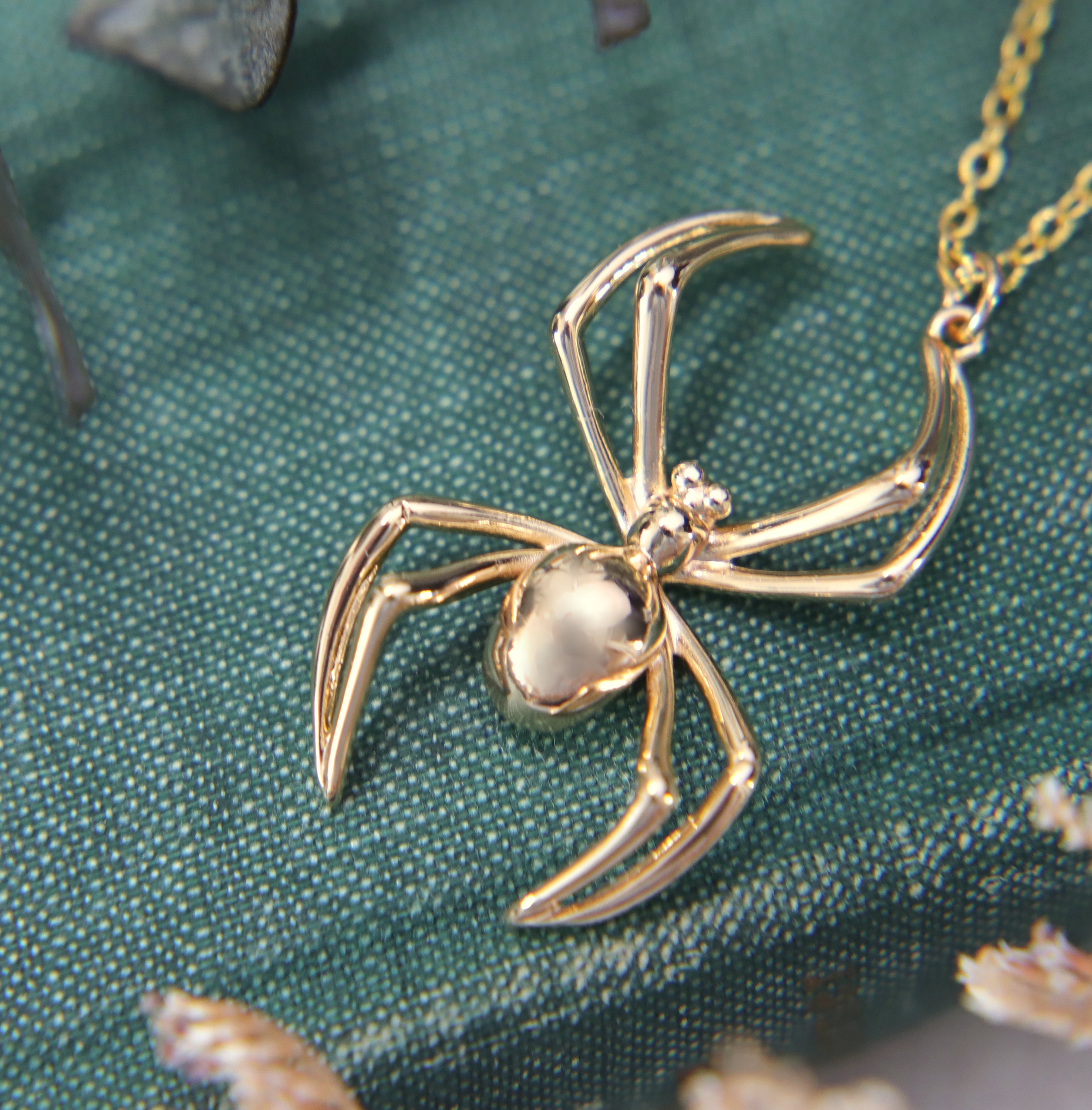 Collana ragno d'oro: ciondolo gotico vedova nera, gioielli di Halloween - Italia