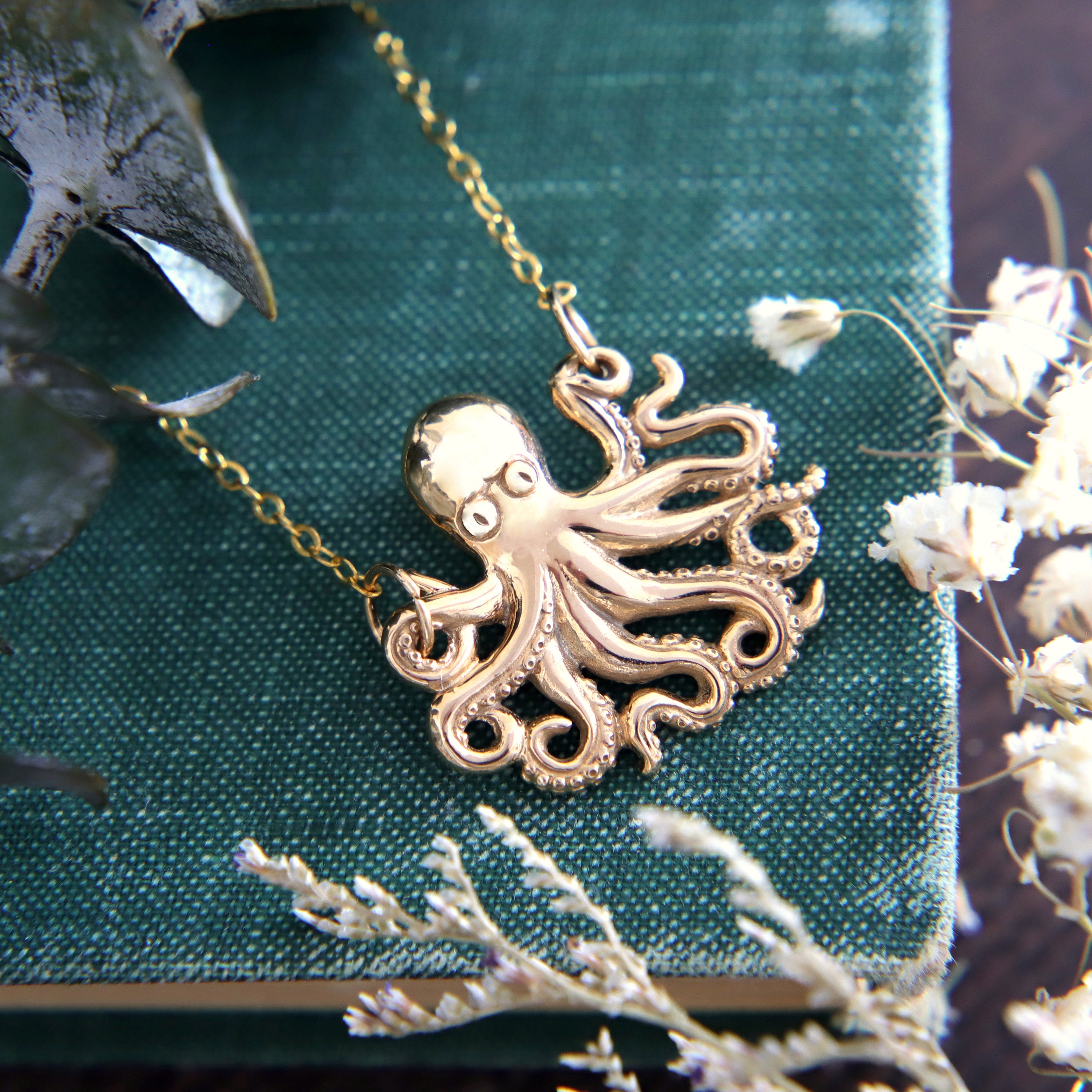 Leggs Octopus Sea Life Ocean Theme Solid Bronze Pendant Necklace, Adult Unisex, Size: 18, Gold