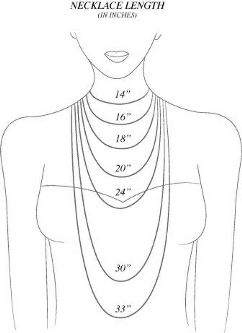 Puede incluir: Diagrama que muestra diferentes longitudes de collar en pulgadas, de 14 pulgadas a 33 pulgadas, en un modelo que lleva una variedad de collares.