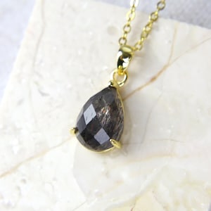 Collar de piedra solar negra, chapado en oro, piedra preciosa negra, colgante de lágrima, collar minimalista, colgante simple, regalo para ella, regalo del día de las madres
