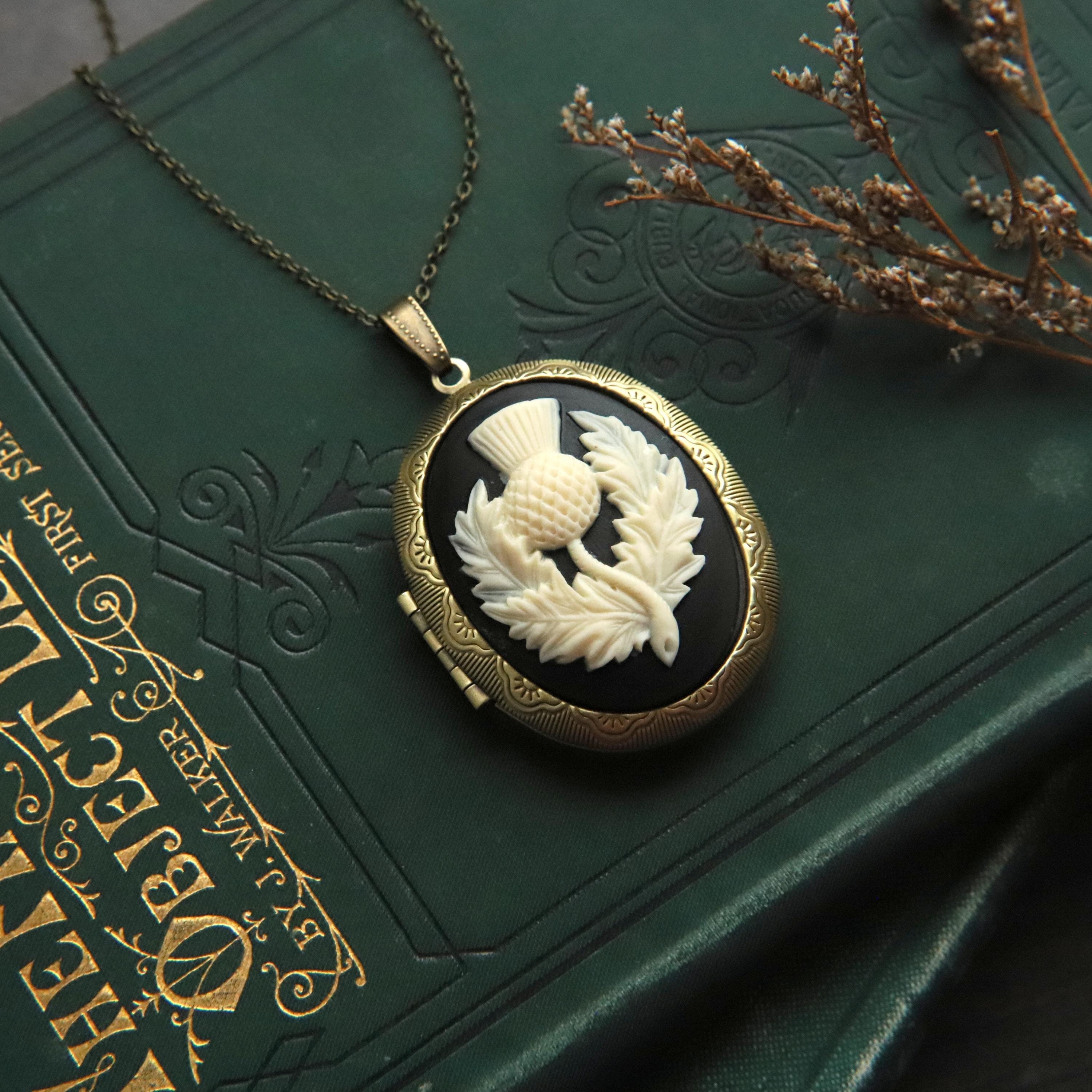 アザミカメオロケットネックレス：ビクトリア朝様式、写真の記念品