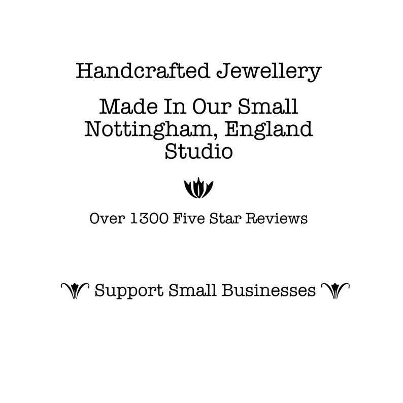 K&ouml;nnte beinhalten: Wei&szlig;er Hintergrund mit schwarzem Text: Handcrafted Jewellery, Made In Our Small Nottingham, England Studio, Over 1300 Five Star Reviews, Support Small Businesses.