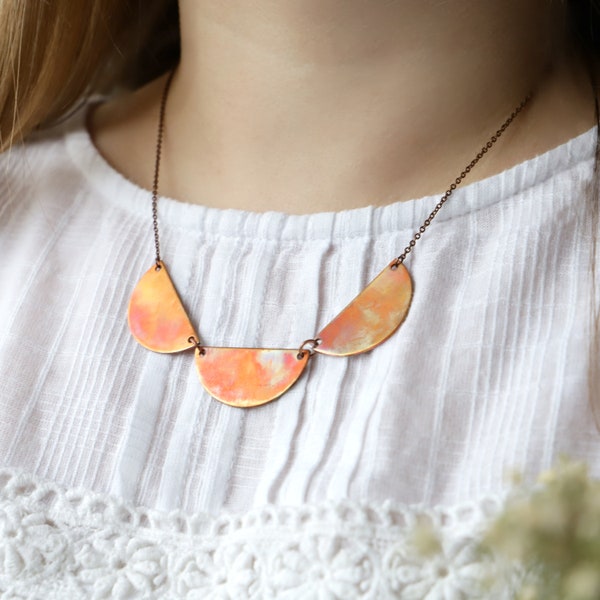 Collier en cuivre brut, bijoux tendance, orange coucher de soleil, rustique, collier plastron, demi-cercle, demi-lune, cadeau moderne pour elle, cadeau de fête des mères