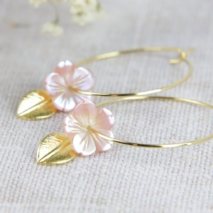 桜のフープイヤリング、金メッキ、ピンクの花のフープ、ミドル丈、葉のダングル、彫刻されたシェル、花のジュエリー、母の日、彼女へのギフト