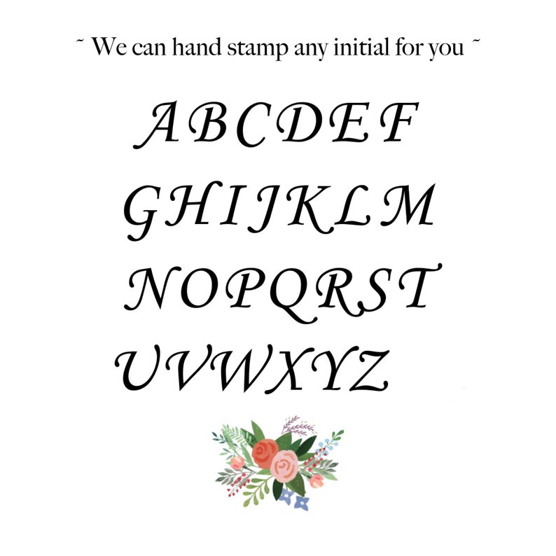 Puede incluir: Un fondo blanco con una fuente negra que enumera el alfabeto en cursiva. Las letras est&aacute;n dispuestas en tres filas. El texto "We can hand stamp any initial for you" est&aacute; en la parte superior de la imagen. Un dise&ntilde;o floral con flores rosas y blancas est&aacute; en la parte inferior de la imagen.