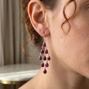 Pendiente de plata 925 con bisel, largo y ligero, de estilo clásico con piedra rubí en forma de pera. Regalo de boda, regalo de aniversario, regalo de cumpleaños, regalo de Navidad.